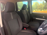 運転席まわりには十分なスペースがあり、大柄な方でもゆったり運転していただける環境です。