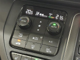 【左右独立オートエアコン】左右独立型、いわゆるデュアルエアコンです。運転席と助手席でそれぞれお好みの温度を設定可能です。