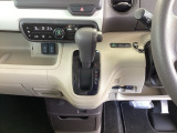 足元スッキリ、インパネシフトです。パーキングブレーキはフットブレーキタイプなので、運転席と助手席の間がスッキリしています。