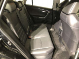 【後部座席】も当然、綺麗・清潔に仕上げております。内装の綺麗なお車は気持ちが良いですし、コンディションのいい車が多いです。これもオススメの1台です。