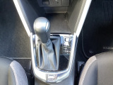 アクセルペダルを踏み込む量や速さに応じて変速パターンを的確に制御し、人馬一体の運転感覚を発揮してくれる6速オートマ!