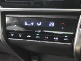 フルオートエアコンが装備されています!お好みの温度設定をするだけでエアコンの風量やモードの切り替えを自動でコントロールしてくれます!ユーザーの操作が少なく燃費走行にもつながります!
