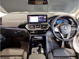 BMWの運転席はドライバーオリエンテッドという構造を採用。ドライバー目線の操作がしやすい設計になっており、ドライブ中にも目線の移動が少なく運転中にも簡単に操作ができます。