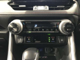 左右独立温度コントロールフルオートエアコンです。運転席、助手席それぞれで独立して温度設定ができます。冷え性の方が乗っても安心ですね♪