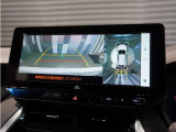 【マルチビューカメラシステム】運転席から見づらい前後左右を、ナビ画面の映像で確認。見通しの悪い交差点や狭い道でのすれ違い、駐車などをサポートします。