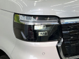 【LEDヘッドライト】悪天候や夜間走行時も良好な視界を確保し安心して運転できる高輝度LEDヘッドライトを装備!点灯速度が早く、消費電力も抑えられています。