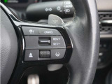 【アダプティブクルーズコントロール】ステアリングのスイッチを操作するとミリ波レーダーで先行車との距離を測定。設定を適切に保ちながら加速・減速、さらに停止まで自動に追従します。