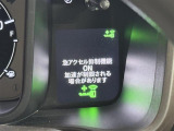 【HondaSENSING:急アクセル抑制機能】停止中や約30km/h以下で走行中、踏み間違いと思われる急なアクセルペダル操作であるとシステムが判断したときエンジン出力を抑制し、急な加速を抑制します。