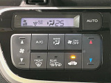 【オートエアコン】一度お好みの温度に設定すれば、車内の温度を検知し風量や温度を自動で調整。暑い&hellip;寒い&hellip;と何度もスイッチ操作をする必要はありません。快適な車内空間には必須の機能ですね♪