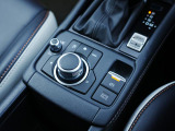 マツダコネクトを操作するコマンダーコントロールです。運転中に自然と手の触れる位置に配置されています。