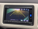 リバースギアに入れるだけで後方の表示へ切り替わります。夜間や雨の日の駐車も楽になりますよ。