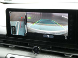 空の上から見下ろすように車の全周囲が表示されるアラウンドビューモニター☆駐車が得意になるとお出掛けも楽しくなります♪