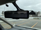 後方視界をクリアに映し出してくれるスマートルームミラー。