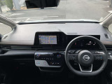 運転席からの視界が広く、隅々まではっきり見渡せます☆小物入れも多くスッキリした運転席廻り