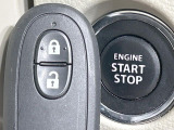 【キーレススタートシステム】カバンやポケットに入れたままでもドアの施錠・解錠が可能なスマートキーを装備。エンジンのオン・オフ時もカギを取り出す必要が無いからとっても便利です♪