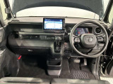 使いやすいレイアウトのダッシュボード周辺です。オートエアコンや小物入れなど嬉しい装備が満載です。