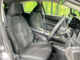 運転席まわりには十分なスペースがあり、大柄な方でもゆったり運転していただける環境です。