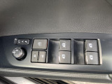 【電動格納ミラー】サイドミラーは電動格納式となっており、狭い駐車場でもキズがつくリスクを抑えられます。