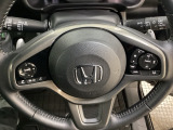 ハンドルにHondaセンシング系のクルーズコントロールやレーンキープアシストなどのスイッチと、オーディオの操作スイッチが装備されています。ハンドルから手を離さず安全に操作できます。