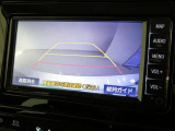 バックガイドモニター付き。車両後方の映像をナビ画面に表示し、駐車などの後退操作をサポートします。