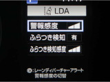 レーンディパーチャーアラートとは車線、又は走路からの逸脱の可能性をブザーにて警告します。