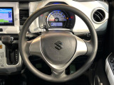 インテリアに合わせたデザインのステアリングは、運転される方のことも考え、運転しやすい形状、大きさです。是非一度、実際に触ってお確かめください。