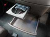 運転席からも助手席からも使いやすい位置に引き出し式ドリンクホルダーとスマホなどを置けるトレイを配置。