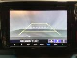 バックでの車庫入れも安心です! リアカメラが付いているバックモニター付のナビを装備しております。操作線もついており距離感も画面から確認できます。