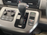 シフトはインパネシフト、パーキングブレーキは電子制御となっています。