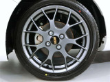 純正BBSアルミホイールはスタイリッシュで、足元を引き締めます。