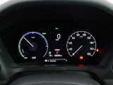 運転時の視界周辺の見やすい位置にメーターをレイアウト。視線の流れを断ち切らない、ストレスフリーで美しい運転動作を可能にします。またマルチインフォメーションディスプレイで、様々な情報が確認できます。