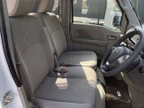 前席です。センターコンソールが無いので車内での左右移動が出来ます。