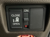 左側電動スライドドアは運転席からでも操作ができるように、ハンドル付近に開閉の操作スイッチが付いています。