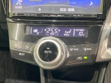 【オートエアコン】一度お好みの温度に設定すれば、車内の温度を検知し風量や温度を自動で調整。暑い&hellip;寒い&hellip;と何度もスイッチ操作をする必要はありません。快適な車内空間には必須の機能ですね♪