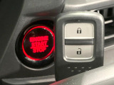 【Hondaスマートキー】カバンやポケットに入れたままでもドアの施錠・解錠が可能なスマートキーを装備。エンジンのオン・オフ時もカギを取り出す必要が無いからとっても便利です♪