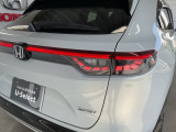特徴的なデザインで後方からの確認しやすいLEDリアコンビネーションランプ