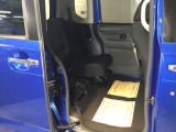 後席の座面をはねあげると、後席のあったスペースがそのまま高さのある荷室空間に!背の高い荷物も横にせずそのまま積み込めます。もちろん左右片方だけのアレンジも可能です。