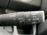■オートライト■車外の明るさに応じて、自動的にライトの点灯・消灯をしてくれます。トンネルが続くような道でも、いちいちライトスイッチを操作する必要がありません。消し忘れの心配もありません。