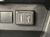 USB/HDMI接続ポートは、インパネの下の方にあります!