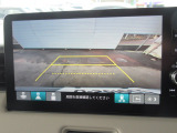 【リアカメラ】リバースに入れるだけで後方の映像が映ります。安全確認や、狭い駐車場での車庫入れ、雨の日や夜間など視界の悪い時に便利です。安全にバックする為には欠かせない装備です。
