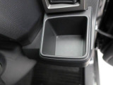 【カップホルダー】エアコン吹き出し口下部に設置されていますので使いやすさバッチリ!運転席から手の届くちょうどの位置です!