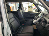運転席も広々していて乗り心地が良い!視界も良く、車両感覚もつかみやすいため、狭い道でも安心です!