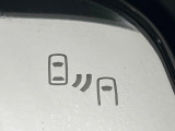 【ブラインドスポットワーニング】走行中、ドアミラーの死角になりやすい箇所に後続車が接近するとサイドミラー付近に警告を表示、ドライバーに注意喚起をしてくれます。