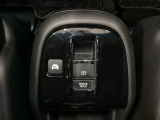 セレクトレバーの下に電子制御パーキングブレーキがあります。スイッチひとつで、停車した地点の傾斜などをシステムが検知・判断してブレーキ力を自動的に最適制御し、しっかり停車できるパーキングシステムです。