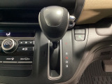 CVT車のセレクトレバーです。低速から高速まで、変速ショックのないスムーズな走りを実現するとともに、エンジン効率のよい領域を維持することで燃費にも貢献します。