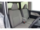 フロントシートはゆったりとしていて開放感があるベンチシートです。車内の移動も楽々です!狭い場所や駐車場で片側をギリギリに停めた際には便利ですよ!