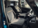 運転席と助手席はアームレストがついていますのでゆったりお座りになられます。