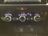 オートエアコンがついてますので、お好みの温度をセットするだけで風の強さや風量を自動で調整します。スイッチやダイヤル類も簡単操作で快適に過ごせます。