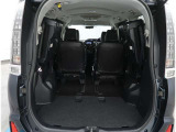 【トランクルーム】荷室の広さも十分です!シートアレンジでシートを畳めば長い荷物だって積めますね。シートアレンジの操作方法など、お気軽にご相談下さい。