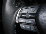 オーディオコントロールスイッチがハンドルに装備されているのでハンドルから手を離さずに運転が可能です。